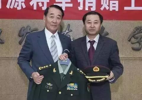 刘源捐赠上将军服(刘源在河南捐赠上将军服：自诩为河南人并以此为荣)