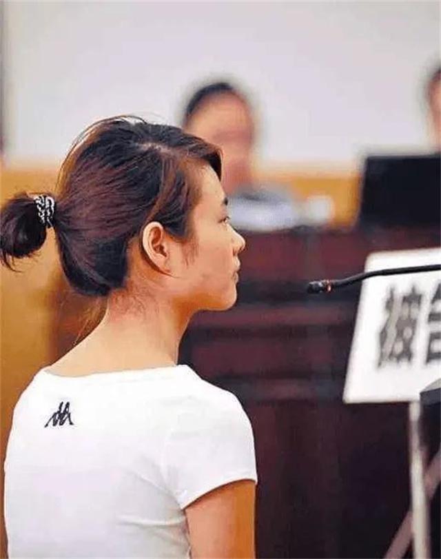 邓玉娇案(2009年，宾馆女服务员邓玉娇因不堪骚扰刺死镇主任)