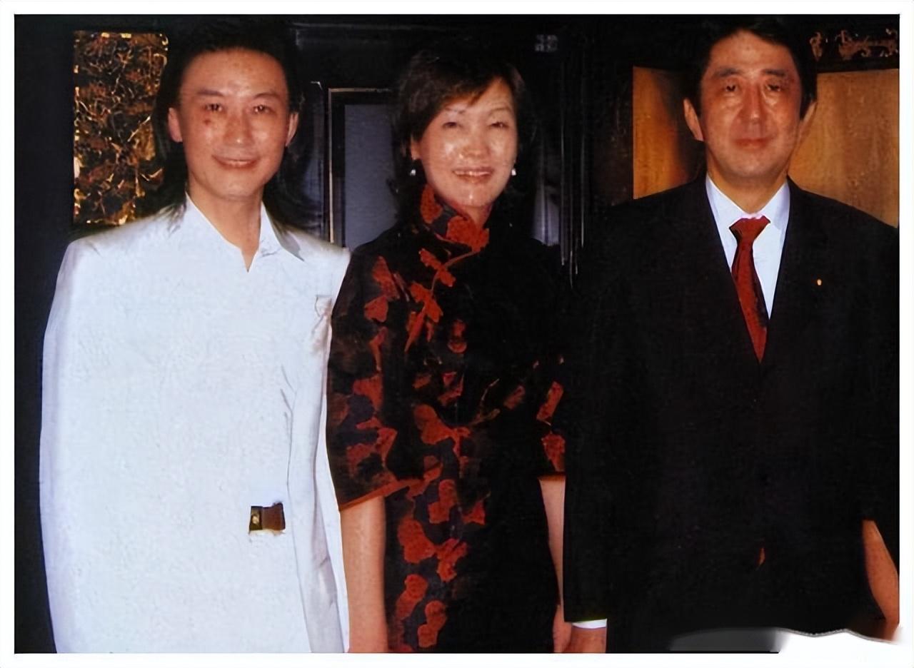 安倍夫人是中国间谍(安倍当选后闪电访华，竟是夫人的华人男闺蜜牵线)