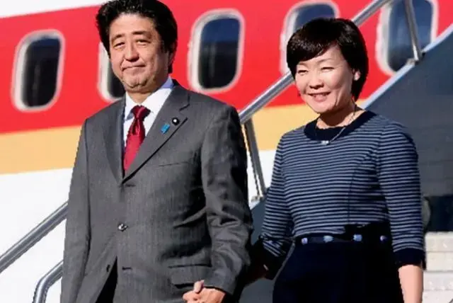 安倍夫人是中国间谍(安倍当选后闪电访华，竟是夫人的华人男闺蜜牵线)