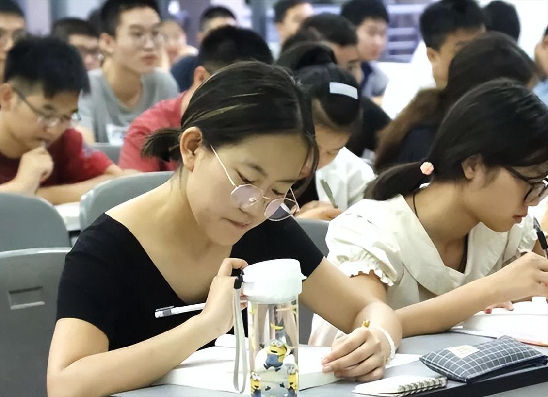 富家女打扮(富家女打扮精致去学校报到，没想被同学挖苦)