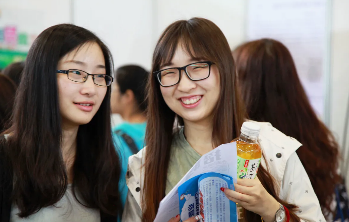 富家女打扮(富家女打扮精致去学校报到，没想被同学挖苦)