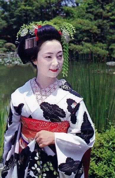 岩崎峰子(岩崎峰子：日本职业艺伎，一生传奇，50岁自传《艺妓回忆录》)