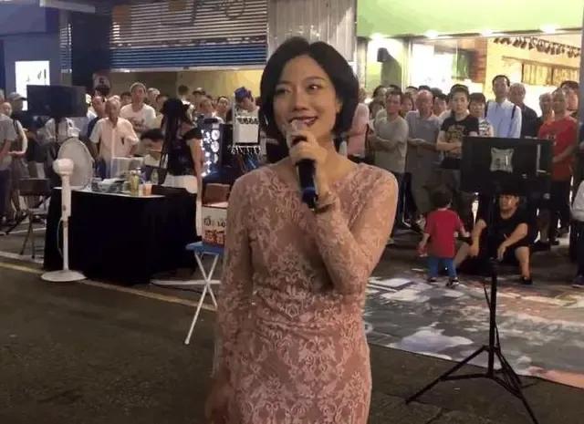 香港旺角小龙女简历(香港街头女艺人小龙女是谁？)