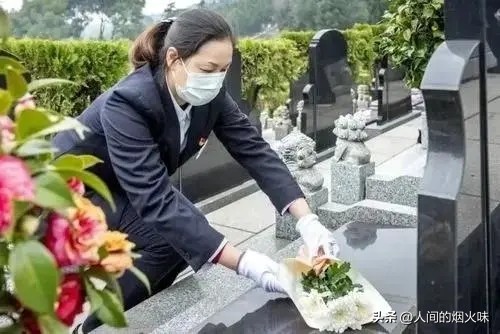 很多人表示死后不麻烦儿女墓前尽孝，骨灰撒入大海，您怎么看？