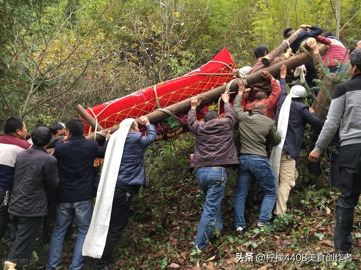 父母走后，不办白事，独自请专人埋葬，合适吗？