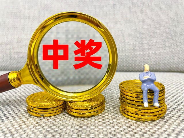 买彩票中了500万大奖，存在银行吃利息，是否可以不工作了？