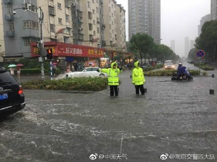 南京全城暴雨(南京全城暴雨 南京暴雨全城看海摸鱼)