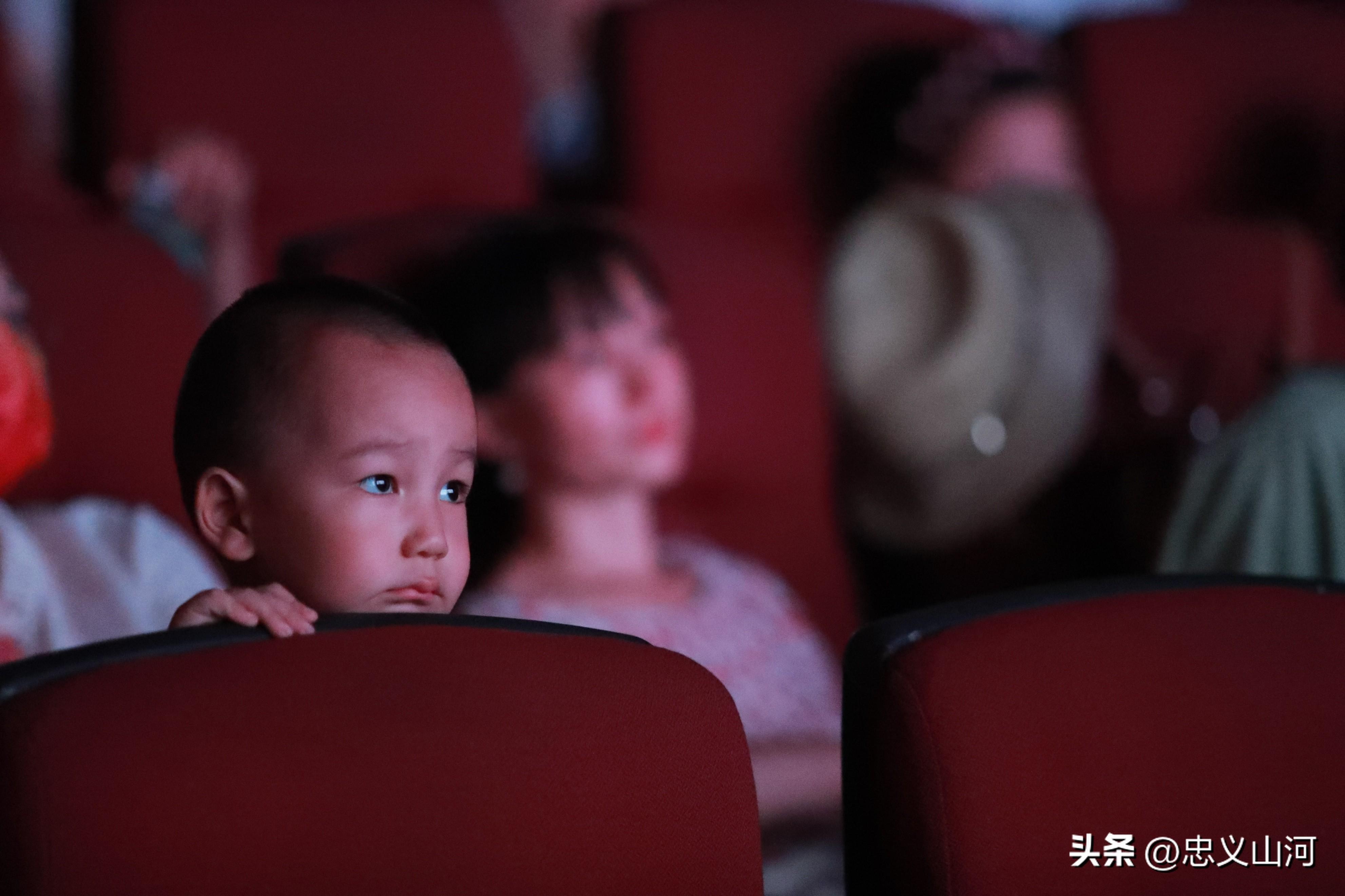 感人的亲情电影(邓建国导演催泪亲情电影《爸爸，请再爱我一次》)