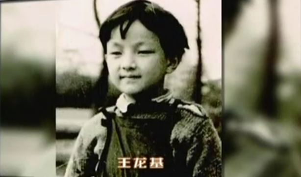 王龙基(王龙基：国产电影首个童星，第一代三毛的扮演者，如今怎么样了？)