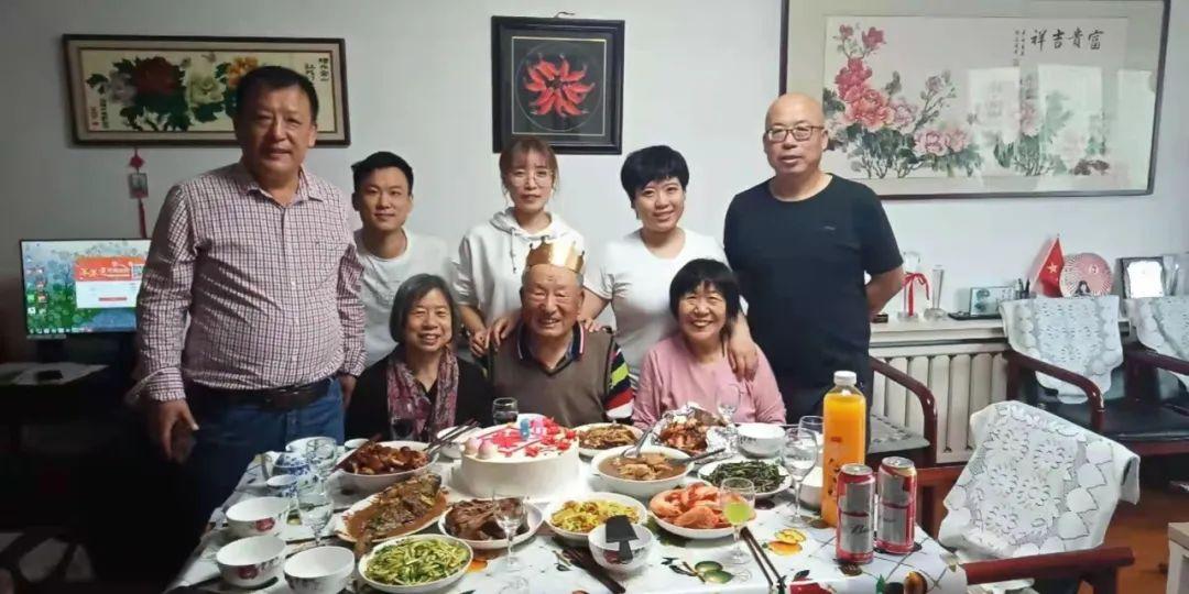 离开雷锋的日子电影(离开雷锋的日子，60年后，乔安山竟活成这样了......)