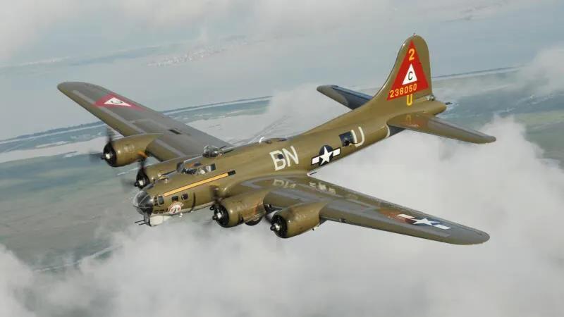 空中轰炸机(B-17“空中堡垒”轰炸机彩色图集（140图）)