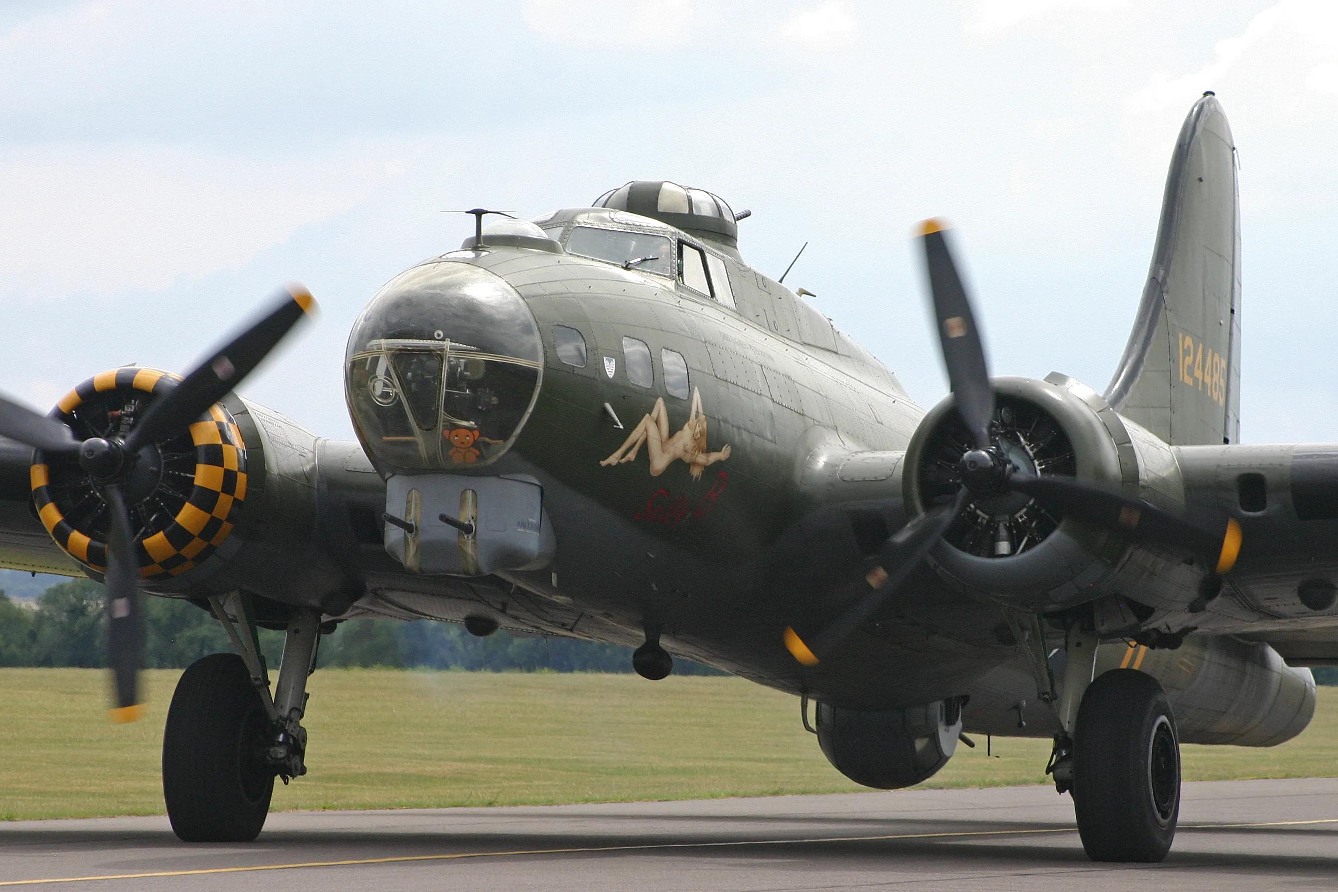 空中轰炸机(B-17“空中堡垒”轰炸机彩色图集（140图）)