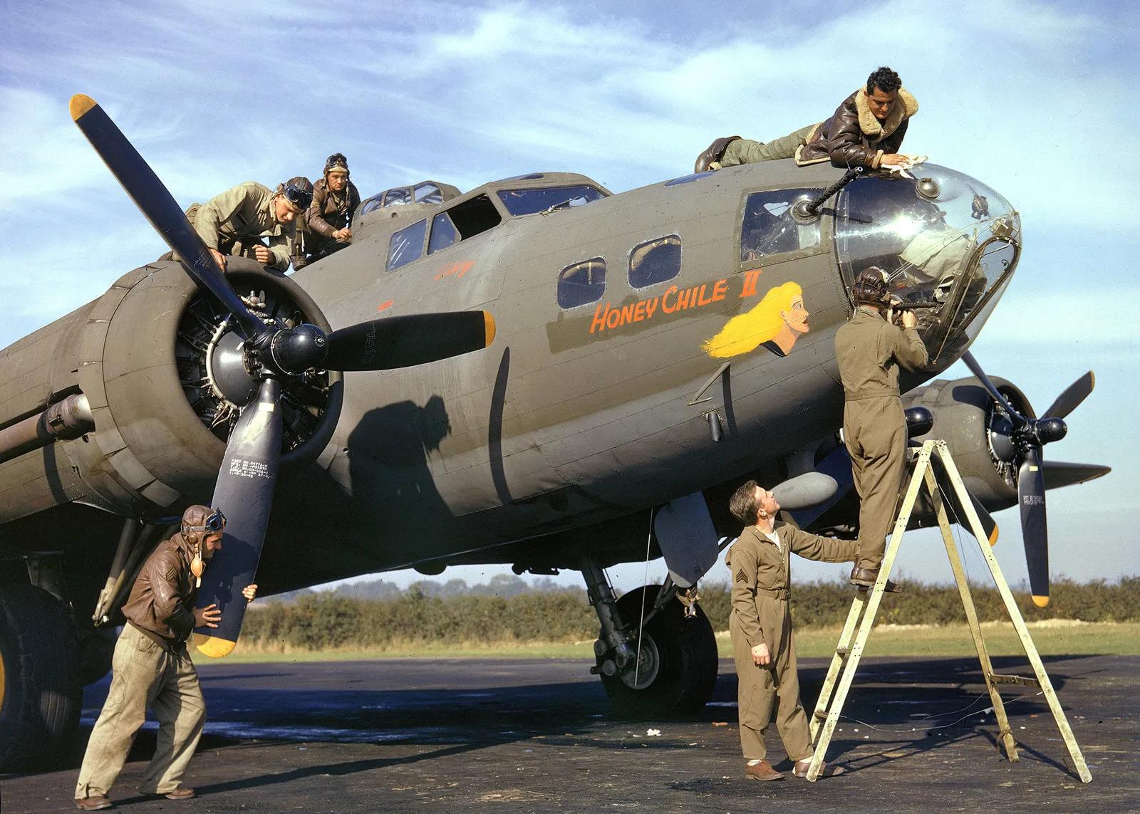 空中轰炸机(B-17“空中堡垒”轰炸机彩色图集（140图）)