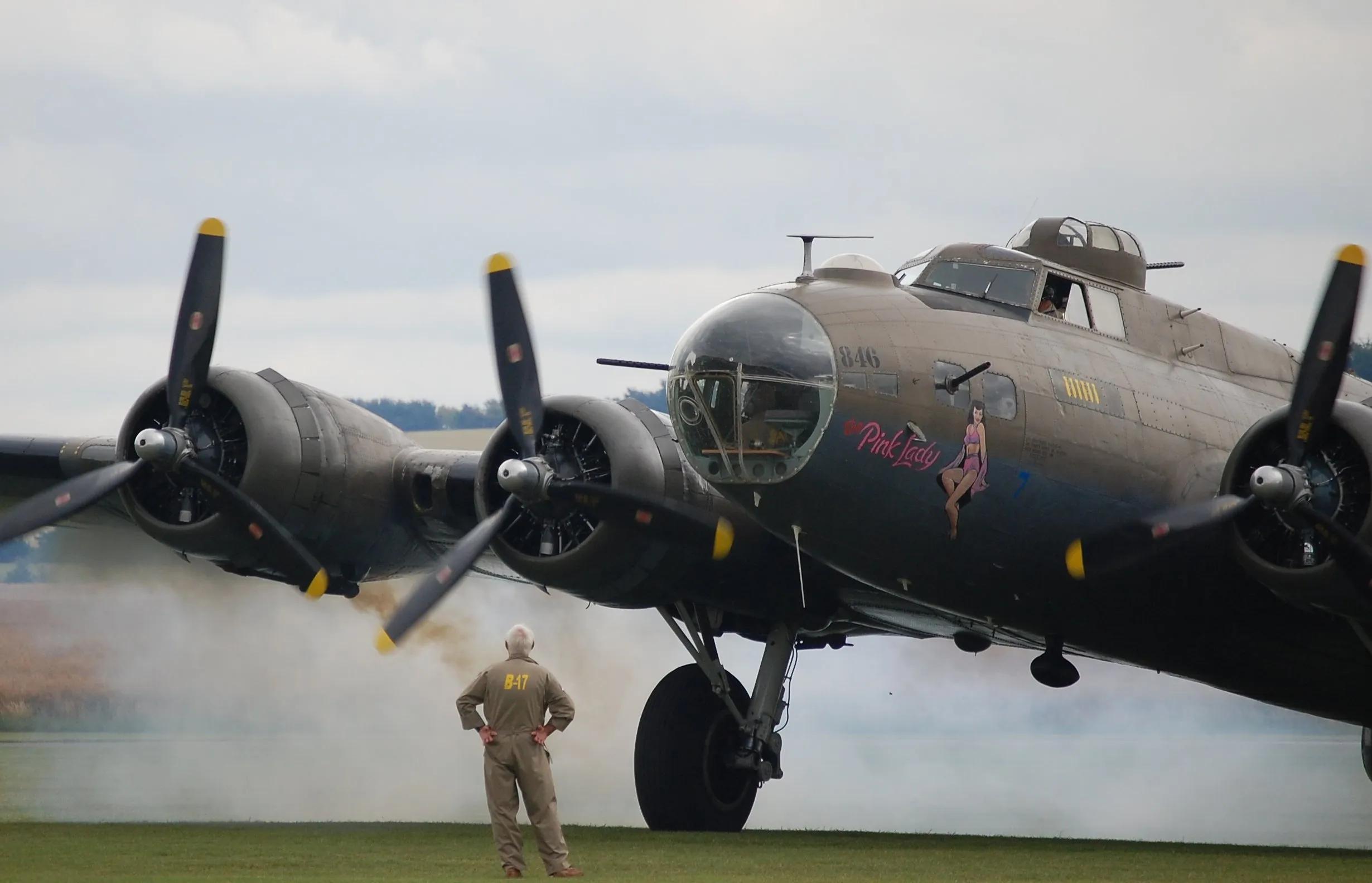 空中轰炸机(B-17“空中堡垒”轰炸机彩色图集（140图）)