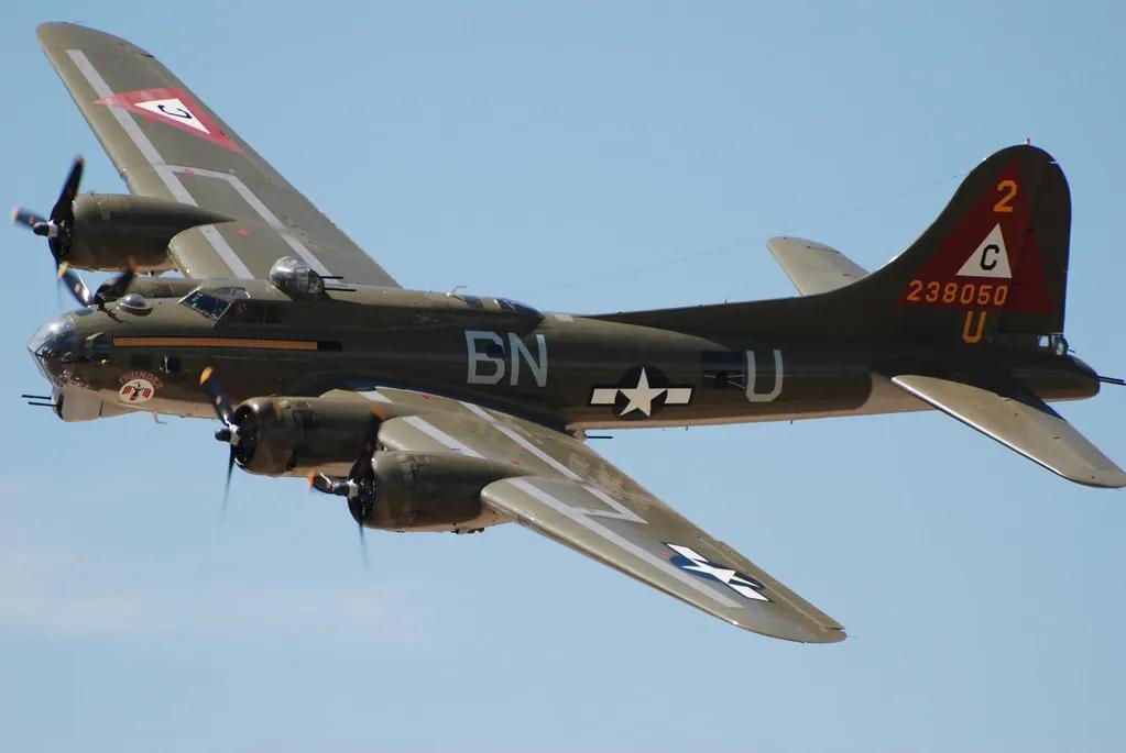 空中轰炸机(B-17“空中堡垒”轰炸机彩色图集（140图）)