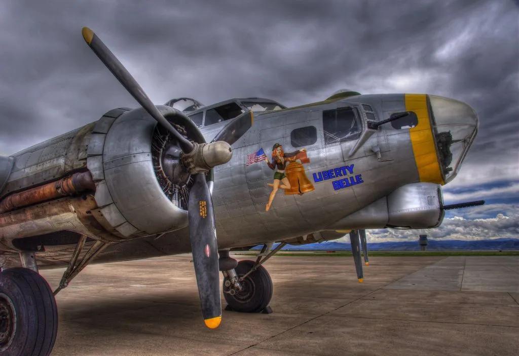 空中轰炸机(B-17“空中堡垒”轰炸机彩色图集（140图）)