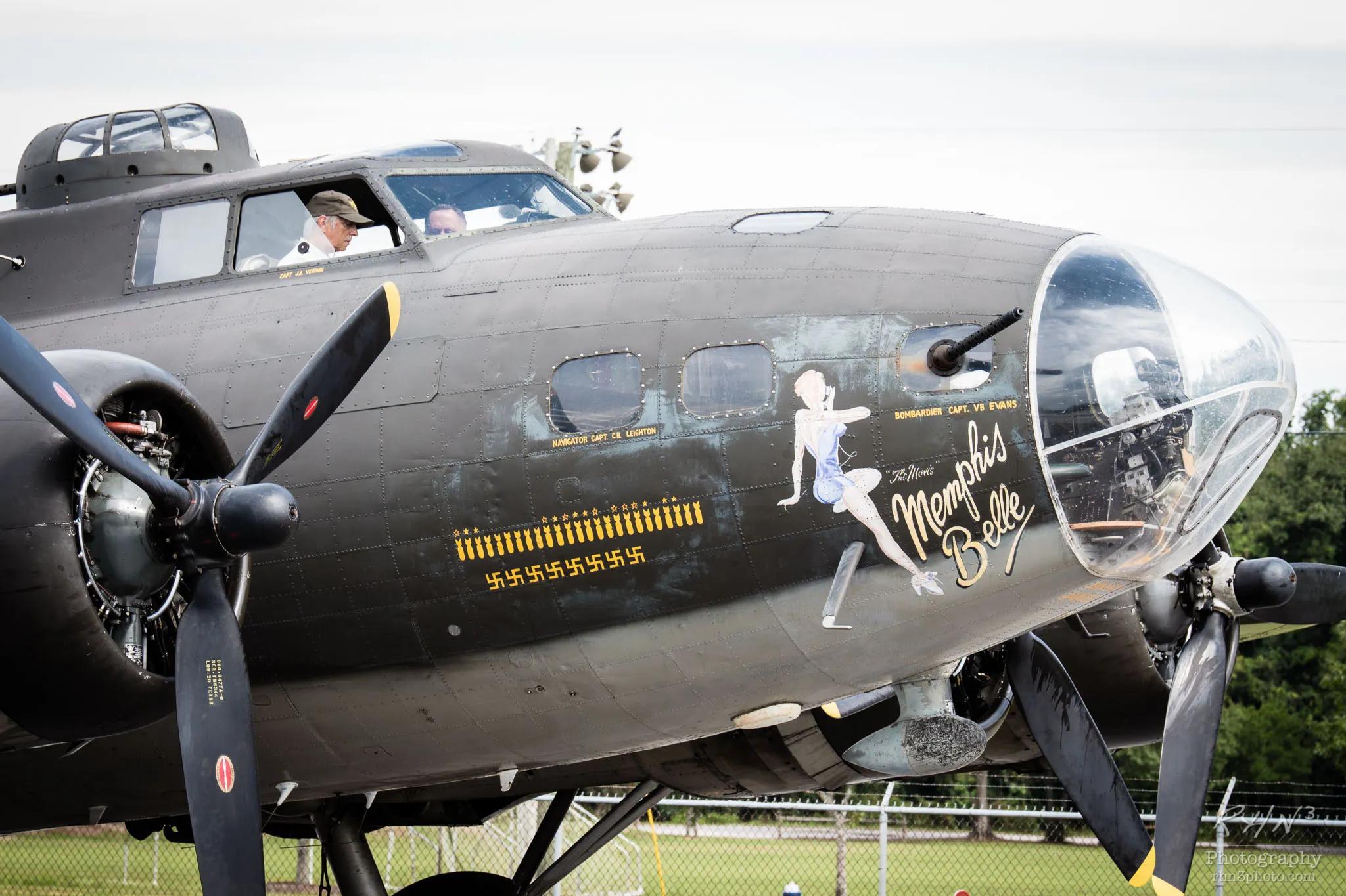 空中轰炸机(B-17“空中堡垒”轰炸机彩色图集（140图）)