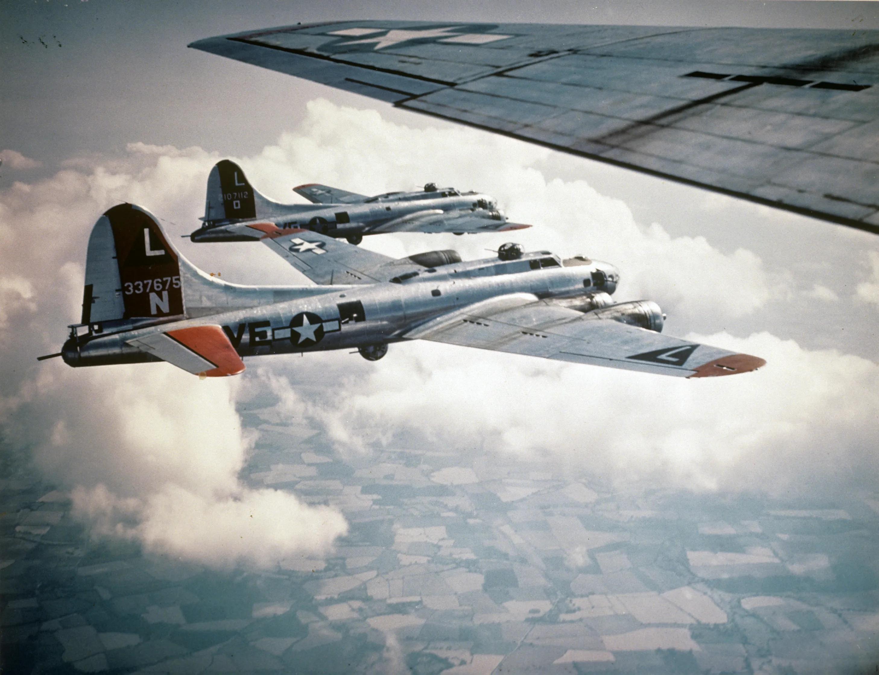 空中轰炸机(B-17“空中堡垒”轰炸机彩色图集（140图）)