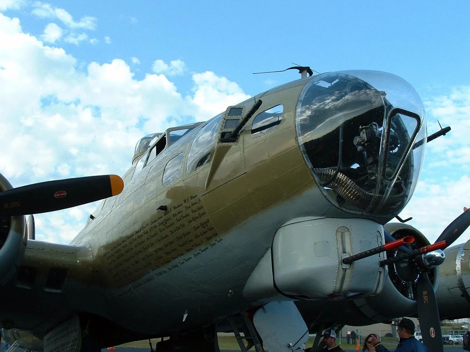 空中轰炸机(B-17“空中堡垒”轰炸机彩色图集（140图）)