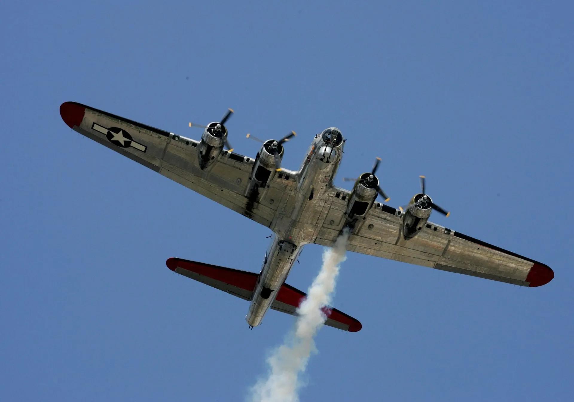 空中轰炸机(B-17“空中堡垒”轰炸机彩色图集（140图）)