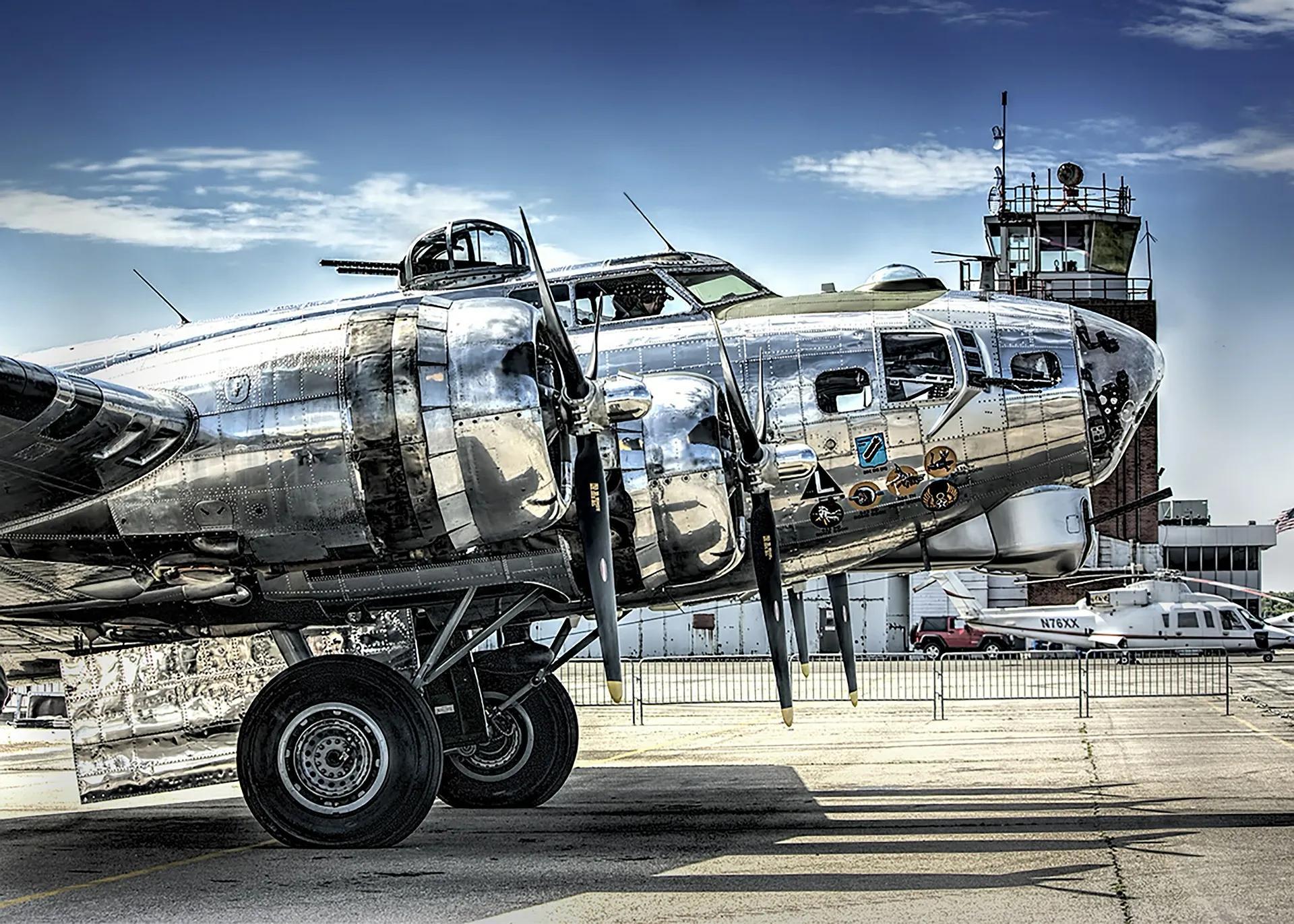 空中轰炸机(B-17“空中堡垒”轰炸机彩色图集（140图）)