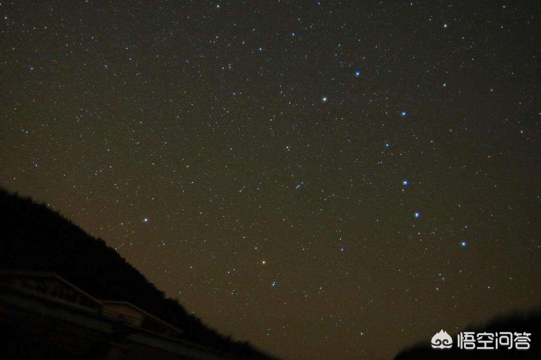 北斗七星在哪个方向(北斗七星分别在天空的哪个方位？北斗七星的正确位置怎么分辨？)