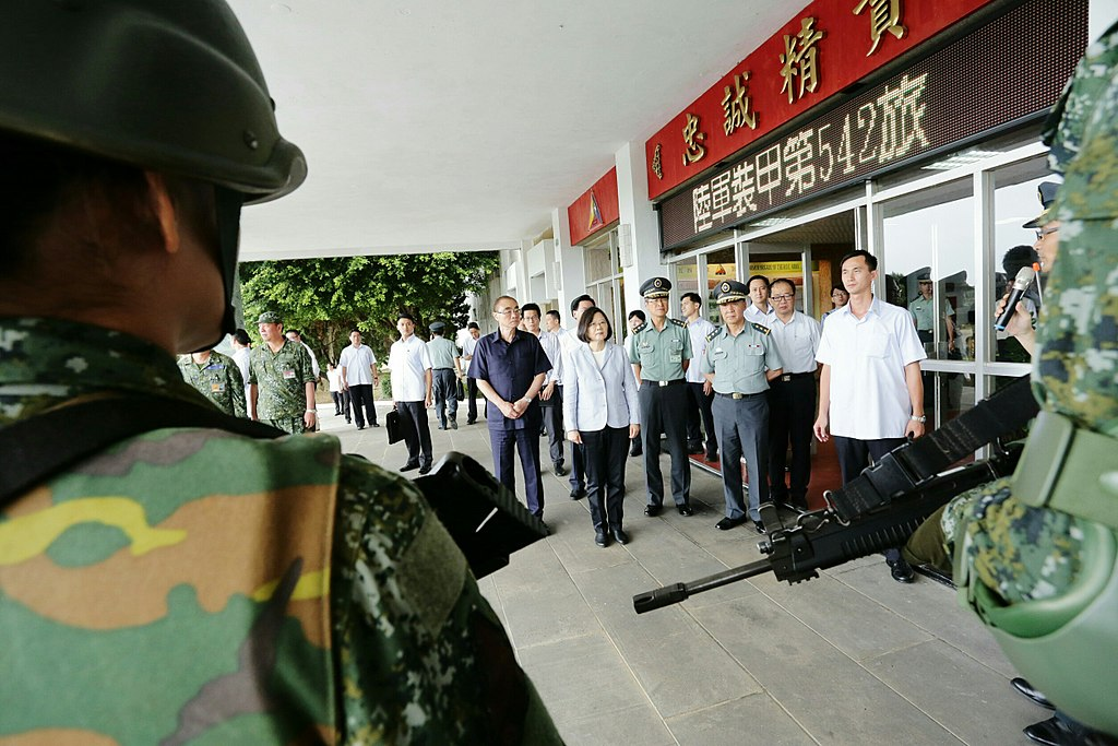 草莓退役(台退役将军拿草莓兵当案例，称解放军不会持续军演，因为需要休假)