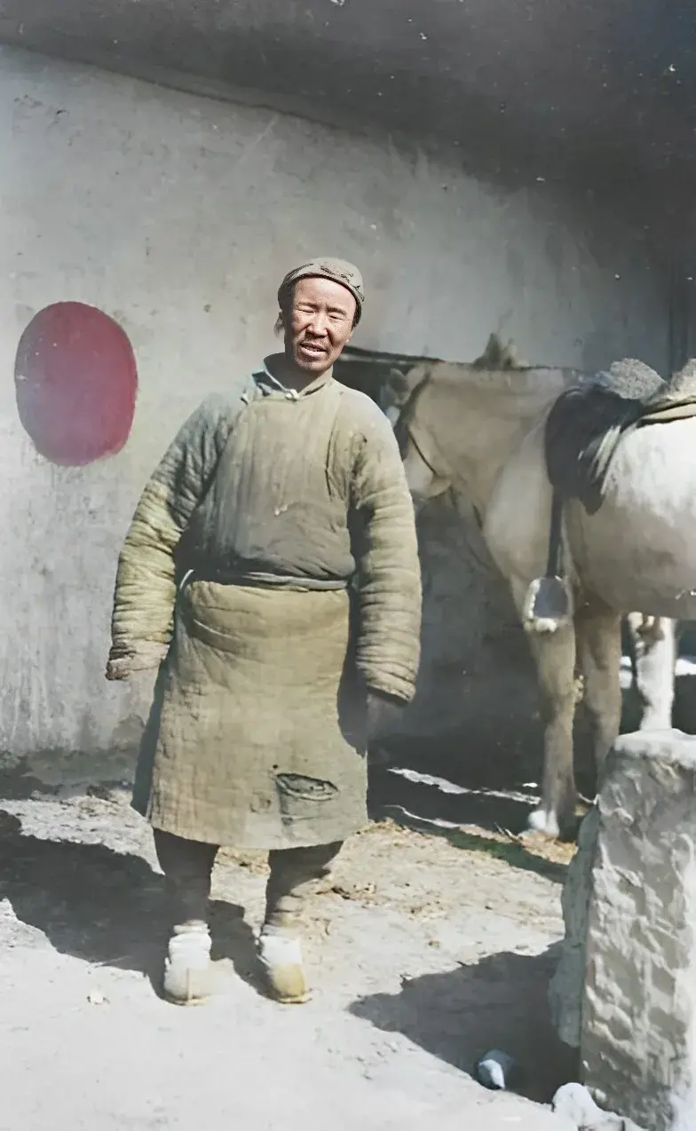 清朝末年满族(清末上色老照片：一脸娇羞的满族少女，纨绔子弟在酒桌上玩行酒令)