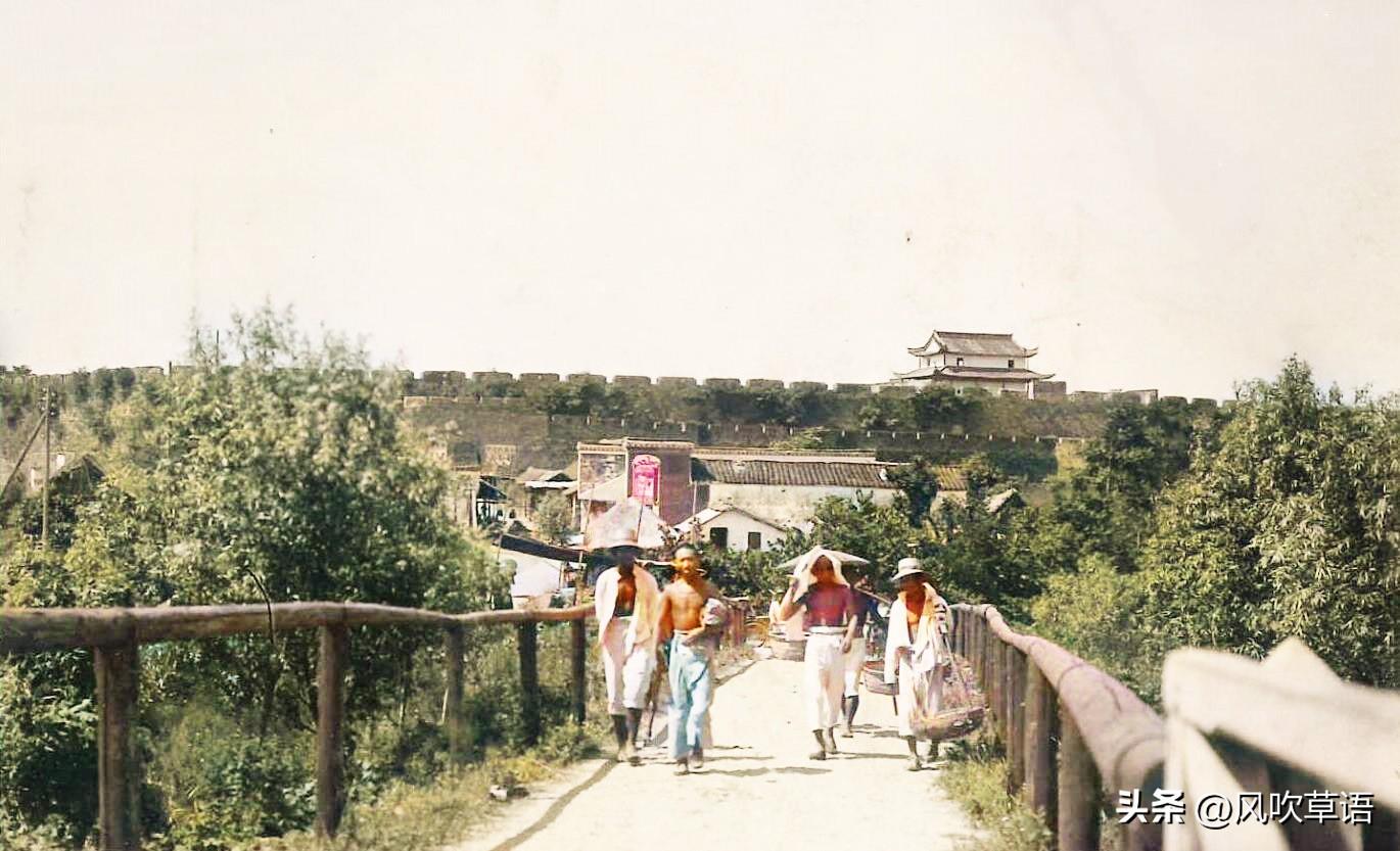 南京古老的城墙(100年前的江苏南京，荒芜的城墙、废弃的藏兵洞和破烂的明故宫)