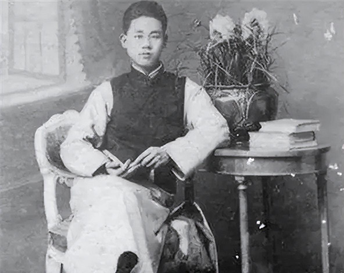 1915年，军阀王德庆娶了15岁的少女当小妾，2年后王德庆身亡