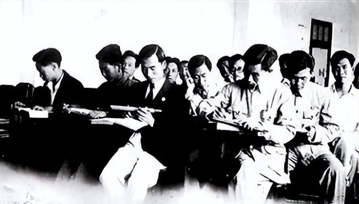 李时宇个人资料(1946年“汉奸”李时雨微笑受审，官至国民党少将，其实是我党特工)