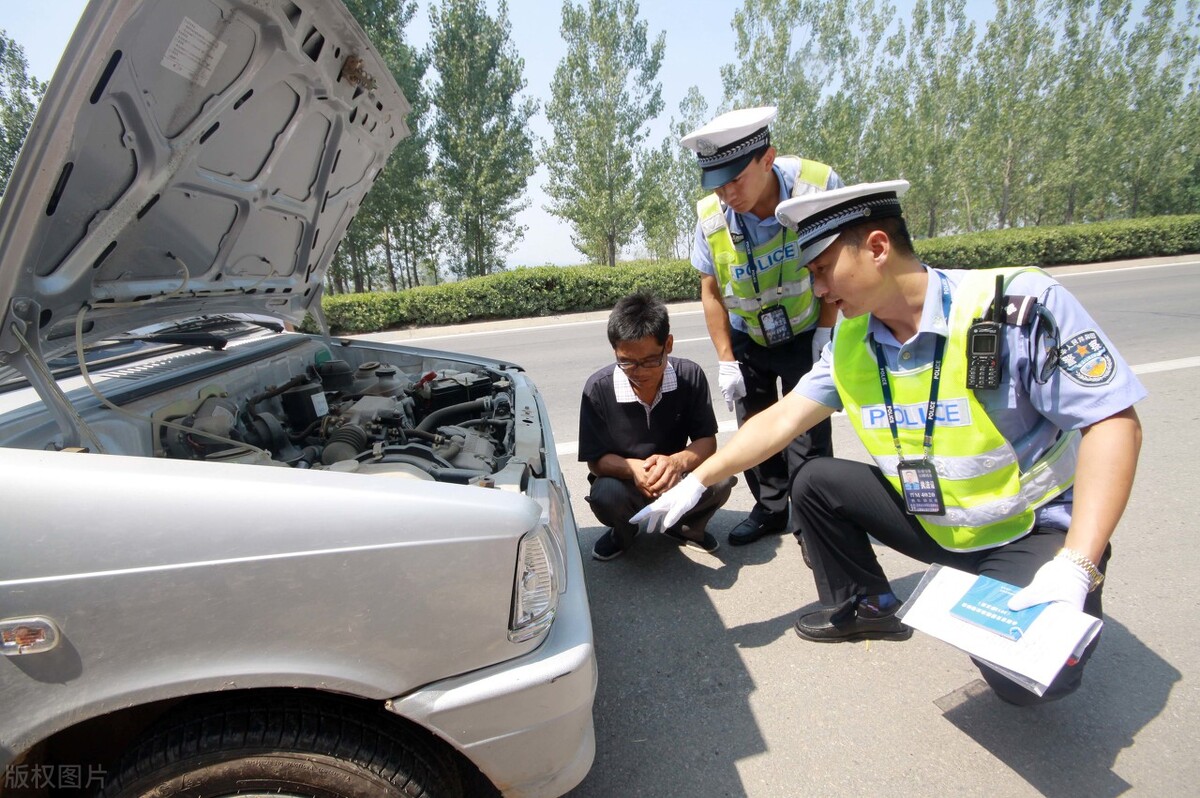 非警校毕业怎么当警察(不是警校毕业的人可以考警察吗？)