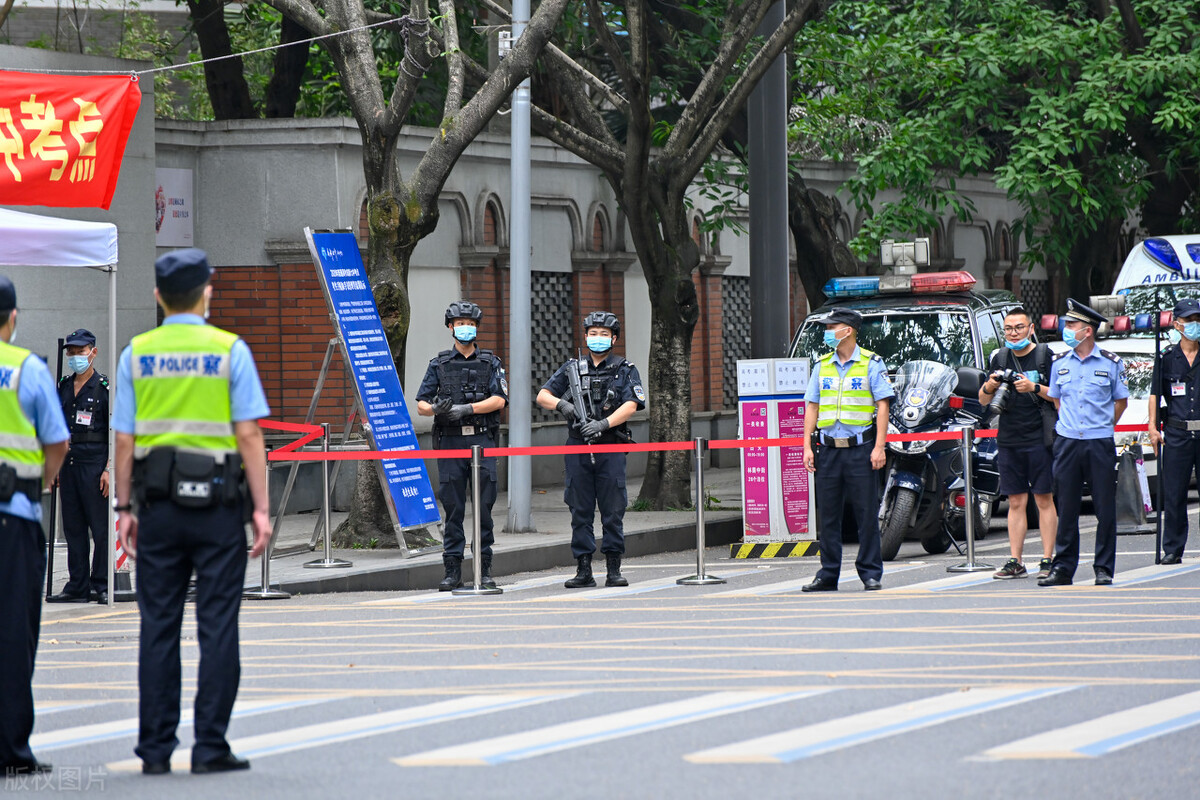 非警校毕业怎么当警察(不是警校毕业的人可以考警察吗？)